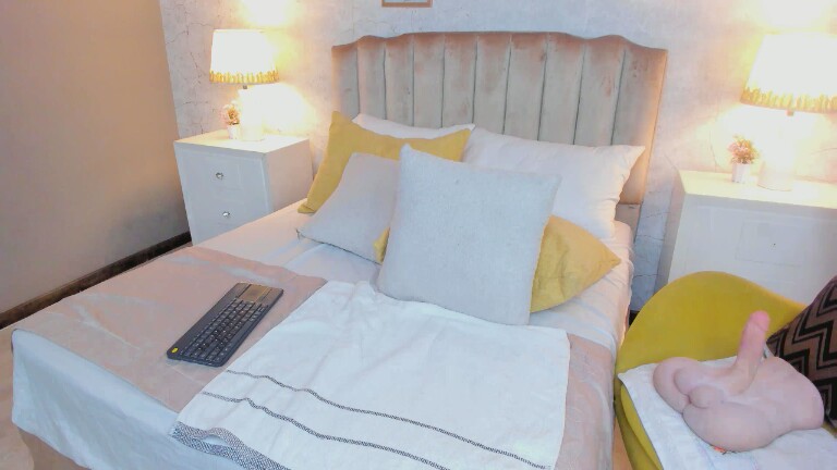 MoulinLamour's Streamate show and profile