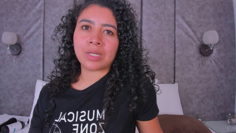 Tharaa24's Streamate show and profile