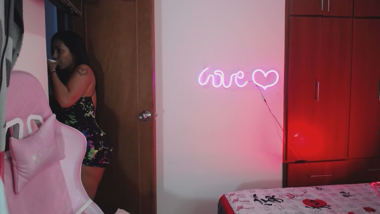 LATINA_BIG_CLITXXX's Streamate show and profile