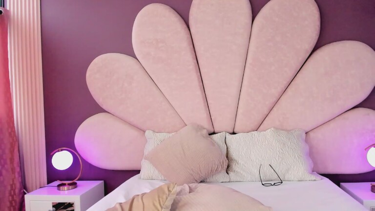 Emmy_Pierce's Streamate show and profile